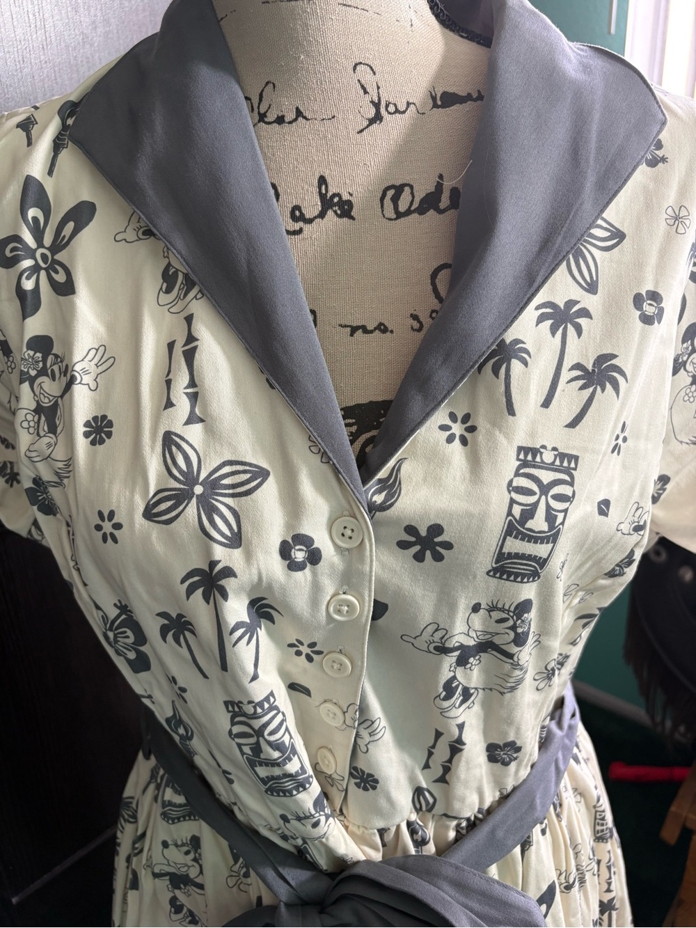 Disney Tiki Minnie Mouse tropical print Short Sleeve Dress with belt tie - Picture 2 of 5